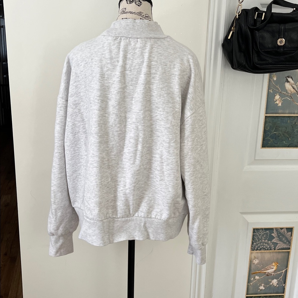 🍎H&M Gray Sweatshirt with Floral Accents - Picture 3 of 9